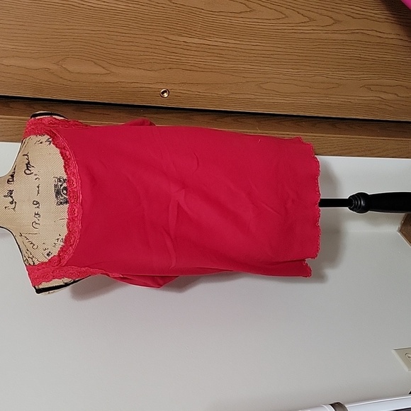 2x red tank top with lace trip and a small ruffle hem. - Picture 3 of 3